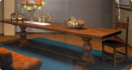 Tavolo modello “fratino” in massello di noce nazionale.
Realizzato su misura da 200 cm a 500 cm di lunghezza.
Lucidatura a cera.