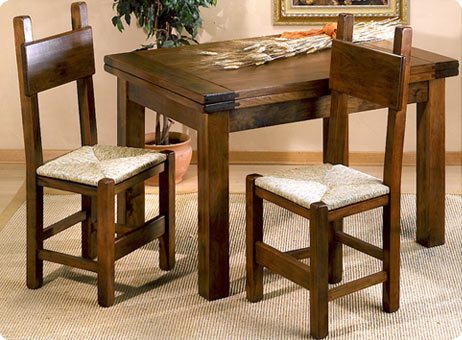 Tavolo allungabile in massello costruito su misura con sedie analogiche in paglia stile rustico.
Realizzata in tutte le essenze di legno.
Lucidatura a cera.